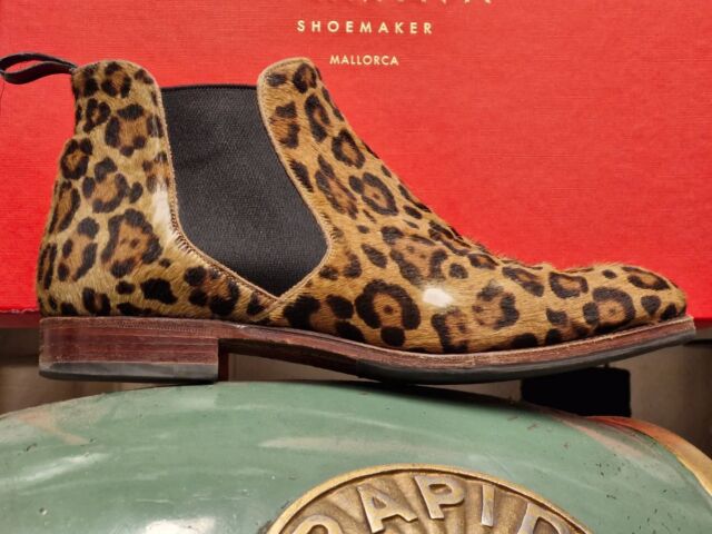 A small touch up on a #carminashoemaker boot.
#skoreparation #cobbler